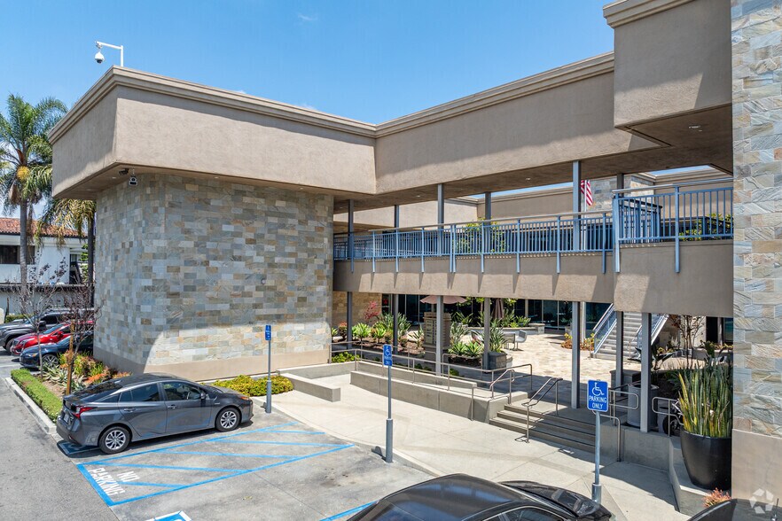More Photos Of 600 N Tustin Ave, Santa Ana Office For Lease