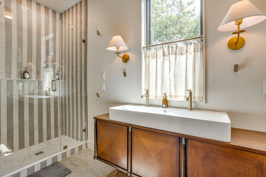 More Photos Of 6725 Rollins Rd, Granbury Specialty For Sale