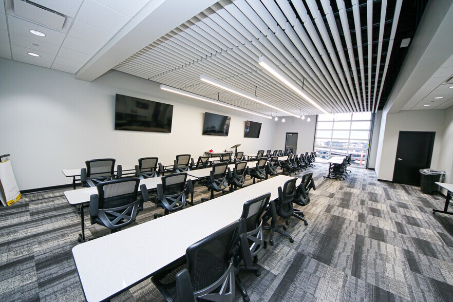 More Photos Of 7707 National Tpke, Louisville Light Distribution For Lease