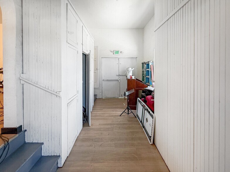 More Photos Of 7101 Menlo Ave, Los Angeles Specialty For Sale