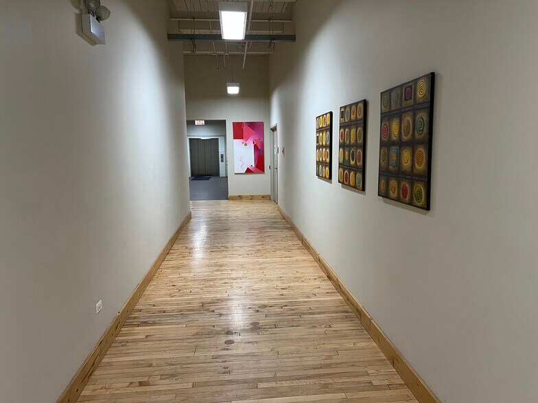 More Photos Of 1940 S Western Ave, Chicago Showroom For Lease