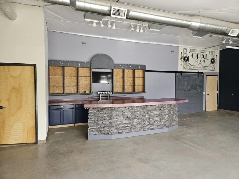 More Photos Of 5278-5290 W Chinden Blvd, Boise Showroom For Lease