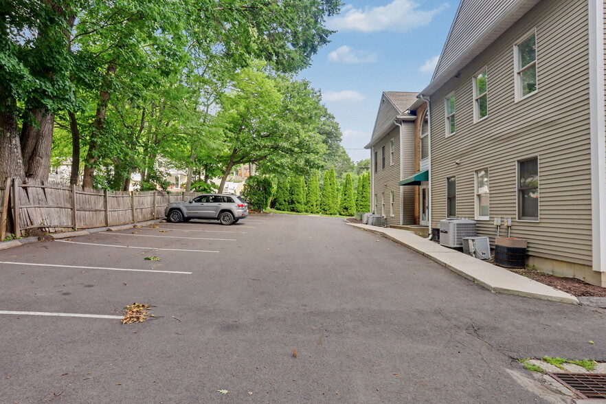 More Photos Of 27 Mill Plain Rd, Danbury Office For Sale