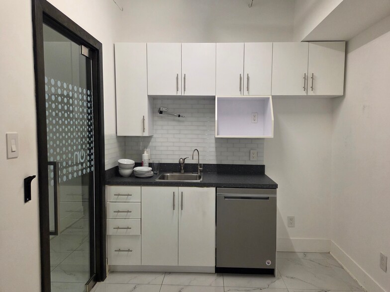 More Photos Of 2337-2365 Rue Rue Guénette, Saint-Laurent Warehouse For Sale