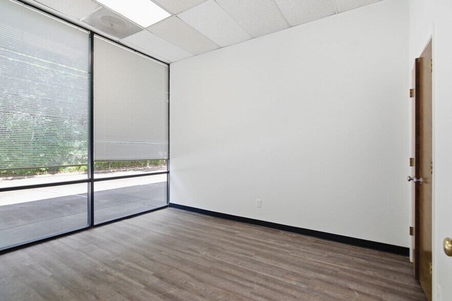 More Photos Of 7600 Benbrook Pky, Benbrook Warehouse For Lease
