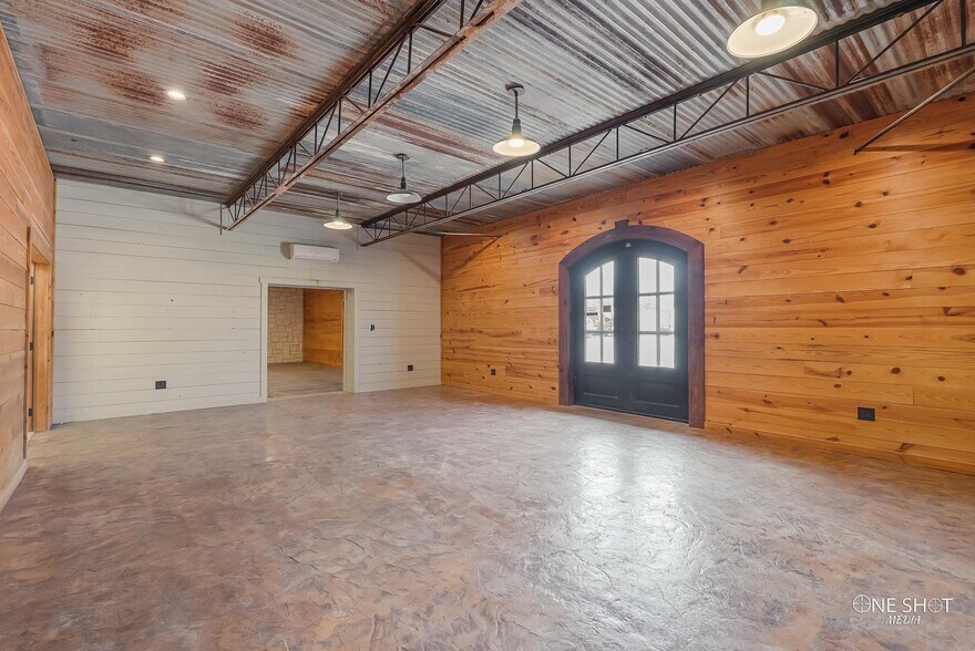 More Photos Of 1929 S Treadaway Blvd, Abilene Showroom For Lease