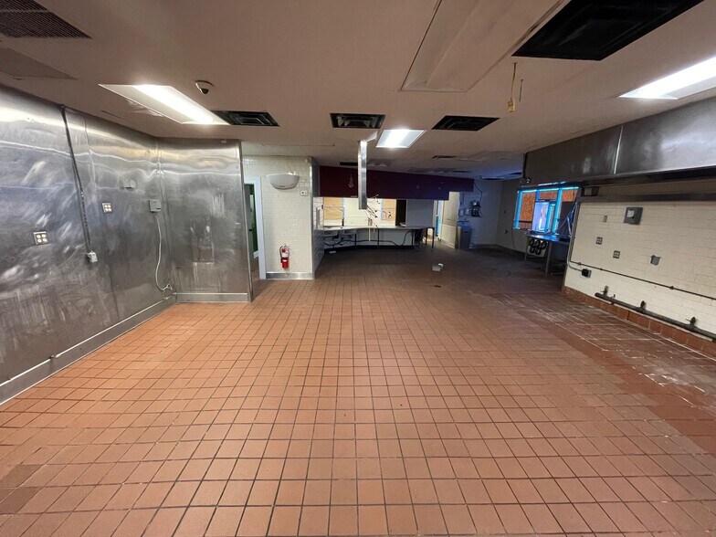 More Photos Of 710 N Brindlee Mountain Pky, Arab Fast Food For Lease