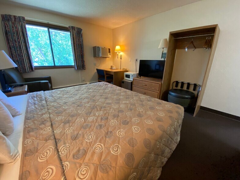 More Photos Of 821 Highway 75 N, Breckenridge Hotel For Sale