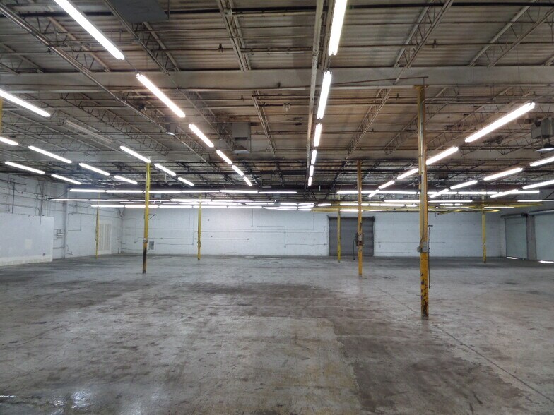 More Photos Of 2602 W Holly St, Phoenix Warehouse For Lease