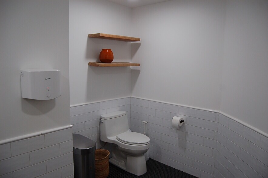 More Photos Of 23300 Ventura Blvd, Woodland Hills Loft Creative Space For Lease