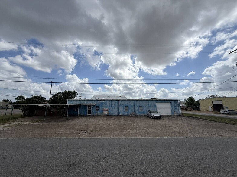 More Photos Of 1502 Galveston St, South Houston Service For Lease