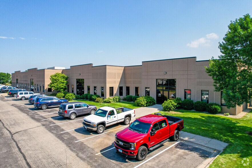 More Photos Of 151-187 Bridgepoint Dr, South Saint Paul Light Manufacturing For Lease