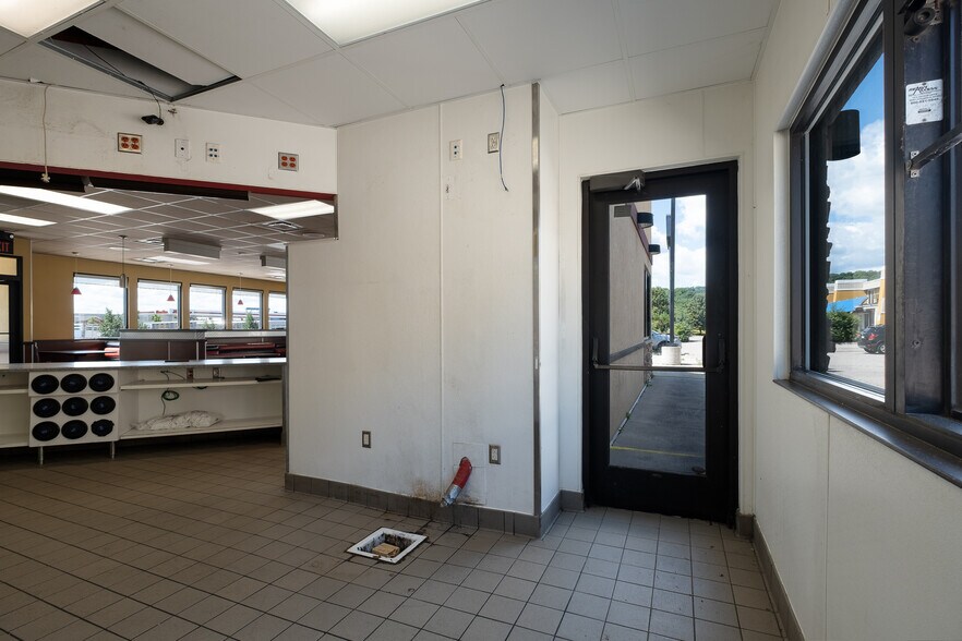 More Photos Of 101 W Lind St, Mankato Fast Food For Lease