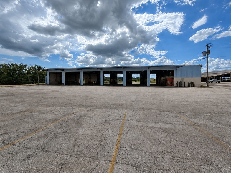 More Photos Of 100 Thornhill Rd, Auburndale Manufacturing For Lease