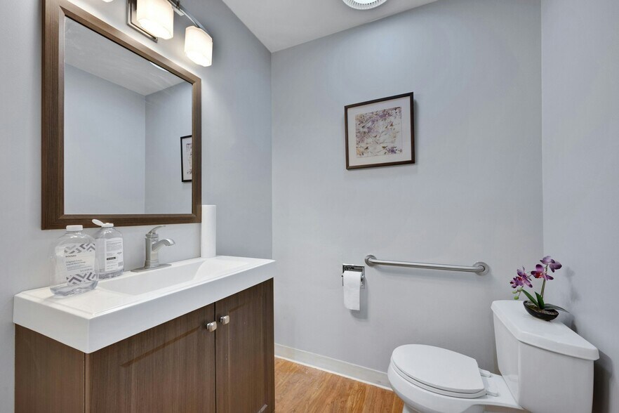 More Photos Of 27 Oak St, Stamford Medical For Lease