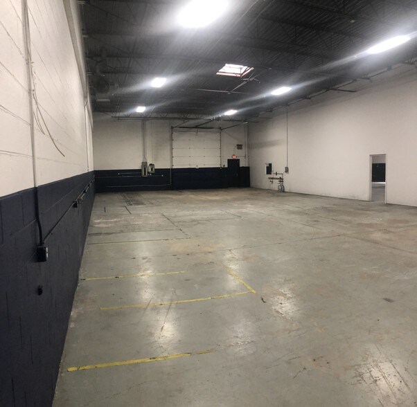 More Photos Of 12250-12264 Universal Dr, Taylor Warehouse For Lease