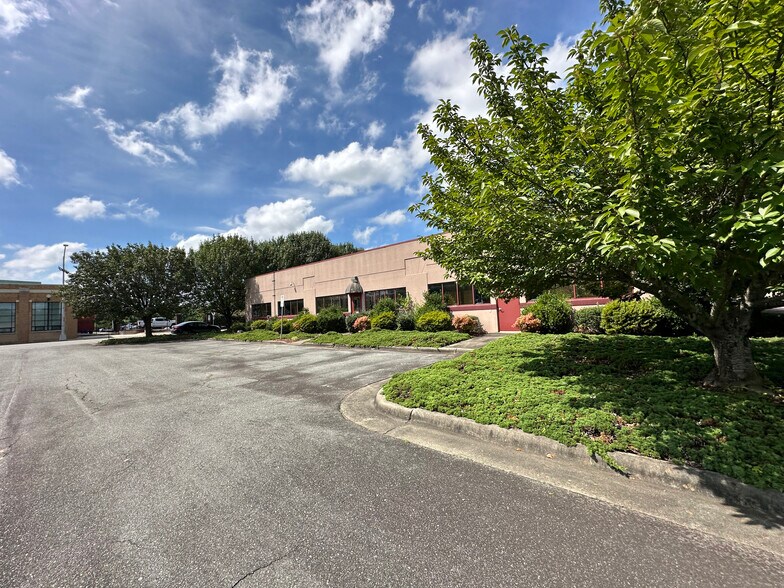 More Photos Of 707 S Main St, Burlington Manufacturing For Lease