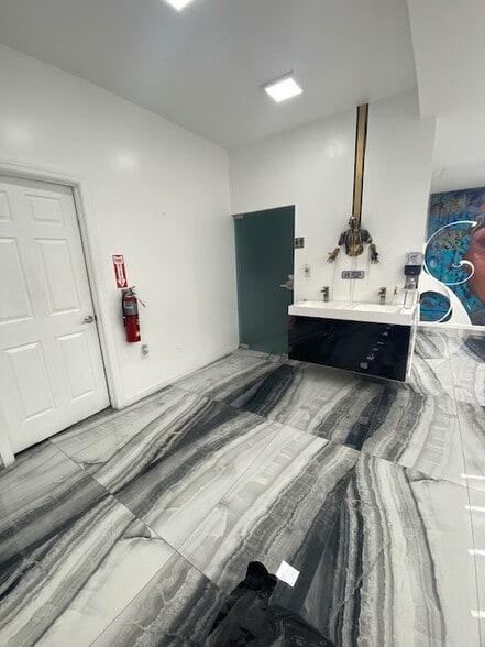 More Photos Of 3008-3010 Jerome Ave, Bronx Warehouse For Lease