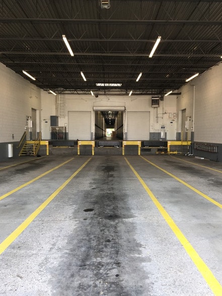 More Photos Of 351-425 Country Club Dr, Bensenville Warehouse For Lease