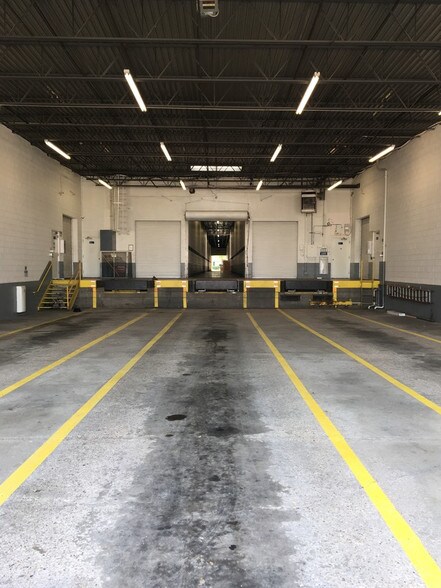 More Photos Of 351-425 Country Club Dr, Bensenville Warehouse For Lease