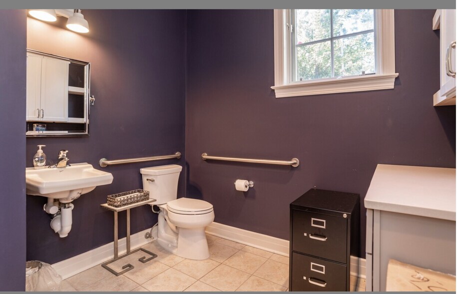 More Photos Of 12 Celadon Dr, Beaufort Storefront Retail Office For Lease