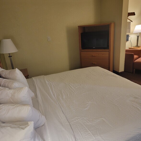 More Photos Of 3040 5th Ave S, Fort Dodge Hotel For Sale