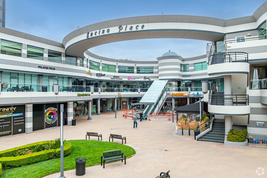 More Photos Of 16101 Ventura Blvd, Encino General Retail For Lease