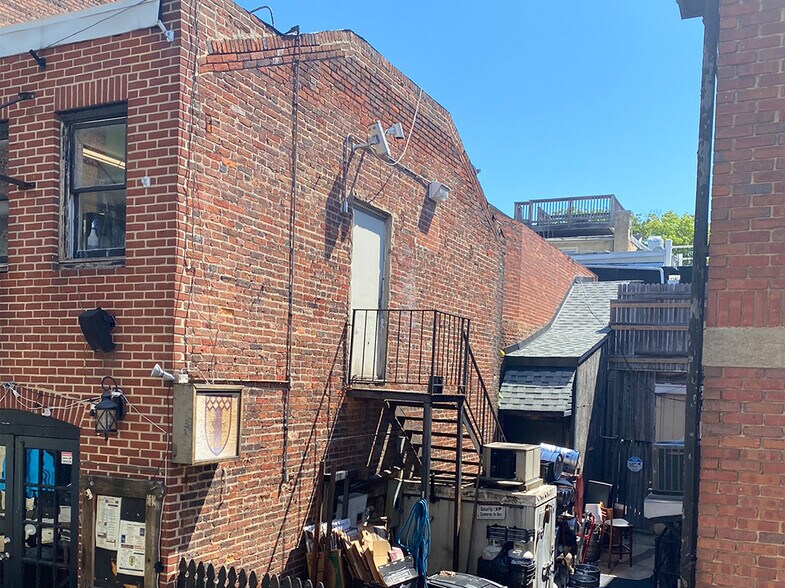 More Photos Of 1041-1043 Marshall St, Baltimore Bar For Lease