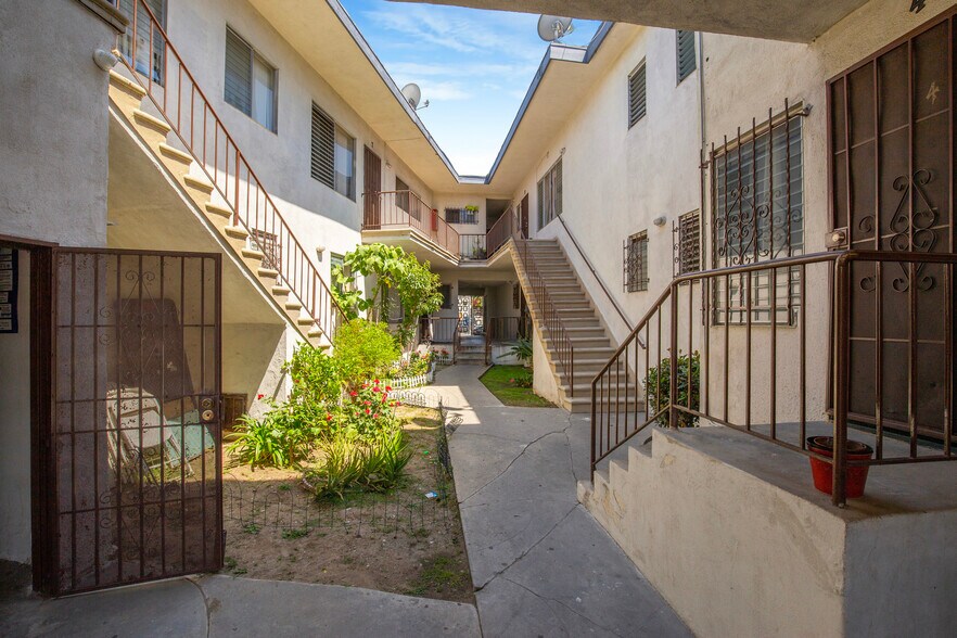 More Photos Of 1117 S Spaulding Ave, Los Angeles Apartments For Sale