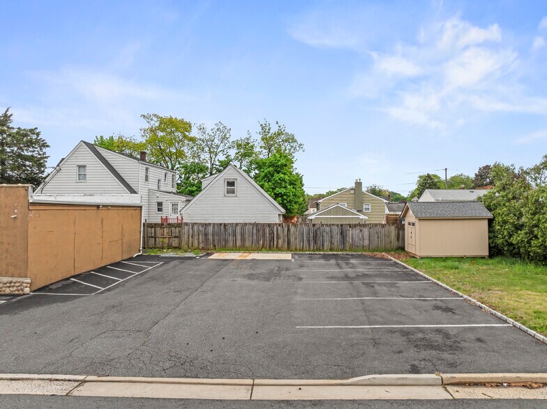 More Photos Of 136 Stelton Rd, Piscataway Freestanding For Sale