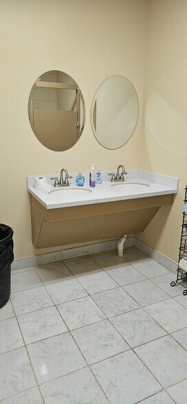 More Photos Of 302 W Colonial Trail Hwy, Blackstone Freestanding For Lease