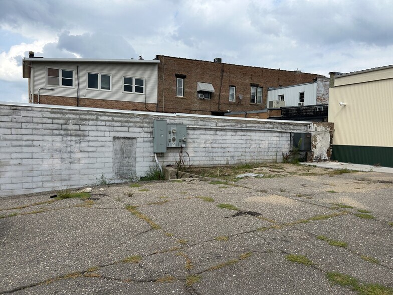 More Photos Of 206 S Main St, Le Sueur Warehouse For Lease