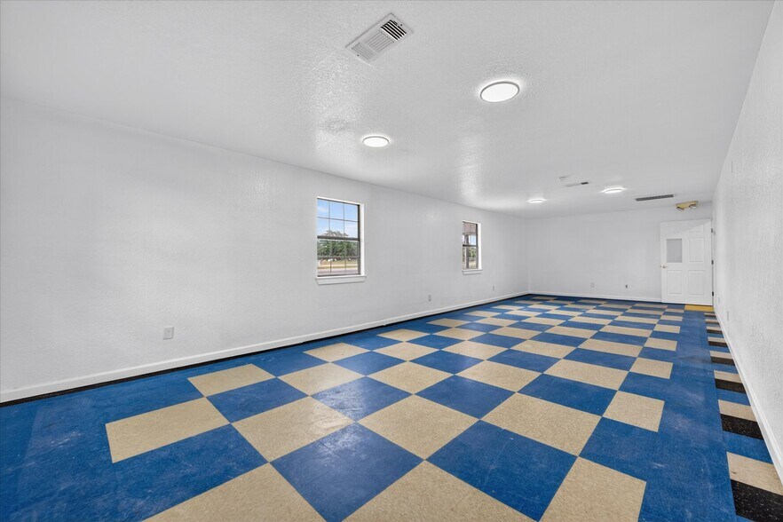 More Photos Of 936 E Highway 199, Springtown Freestanding For Sale