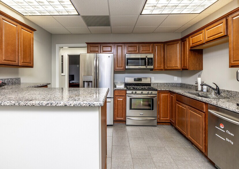 More Photos Of 3709 N Harrison St, Davenport Office For Sale