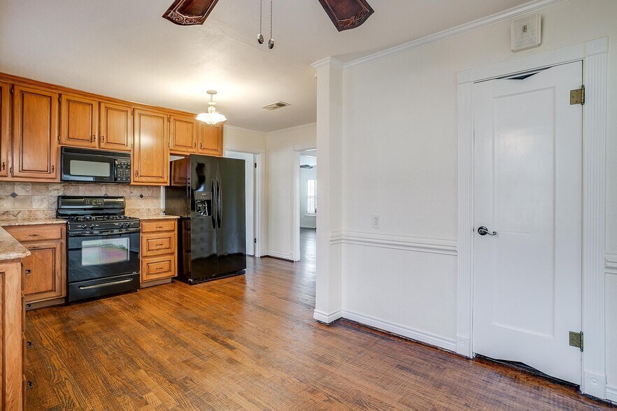 More Photos Of 113 N Tarrant St, Crowley Office For Sale