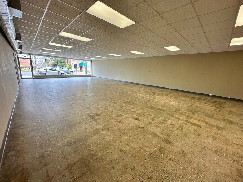 More Photos Of 106 E Main St, Rockwell Storefront Retail Office For Lease