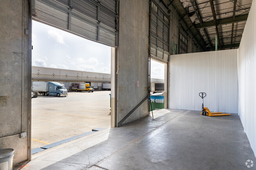 More Photos Of 2507 Investors Row, Orlando Distribution For Lease