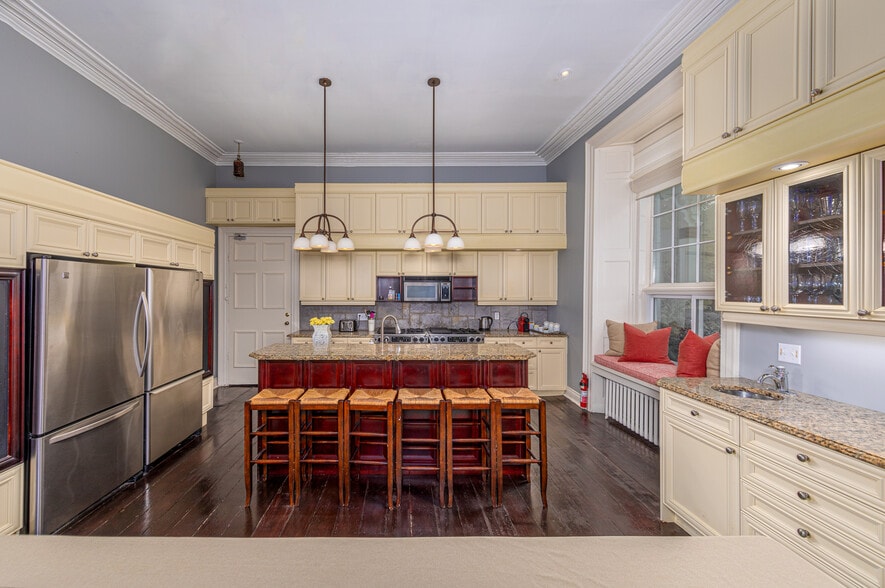 More Photos Of 8 Starr Pl, Kingston Hospitality For Sale