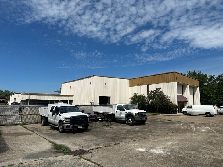 More Photos Of 8600 Howard Dr, Houston Industrial For Sale