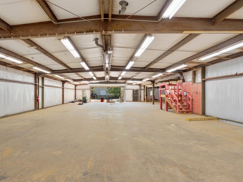 More Photos Of 93 Thompson St, Asheville Manufacturing For Lease
