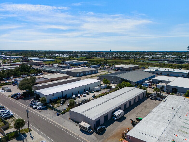 More Photos Of 306 Warfield Ave, Venice Warehouse For Lease