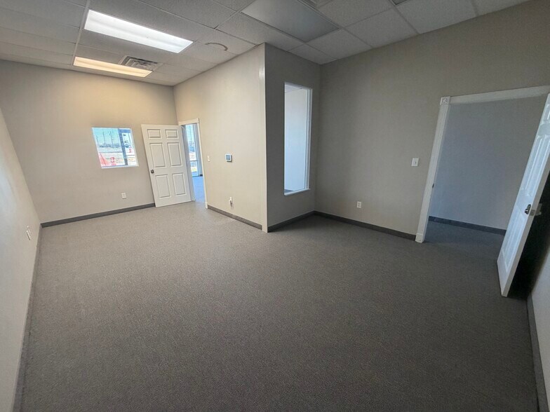 More Photos Of 505 N Interstate 35 Service Rd, Red Oak General Retail For Lease
