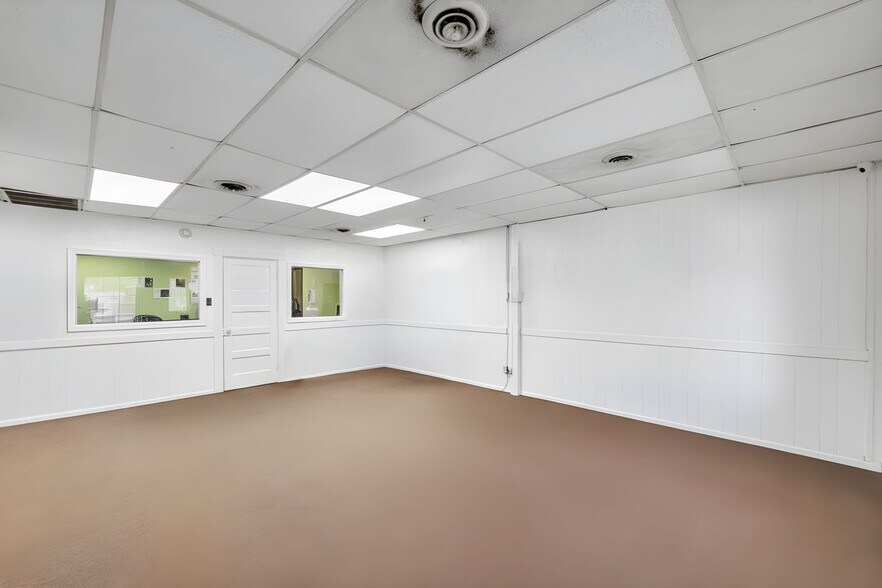 More Photos Of 600-604 W Washington St, Suffolk Storefront Retail Office For Sale