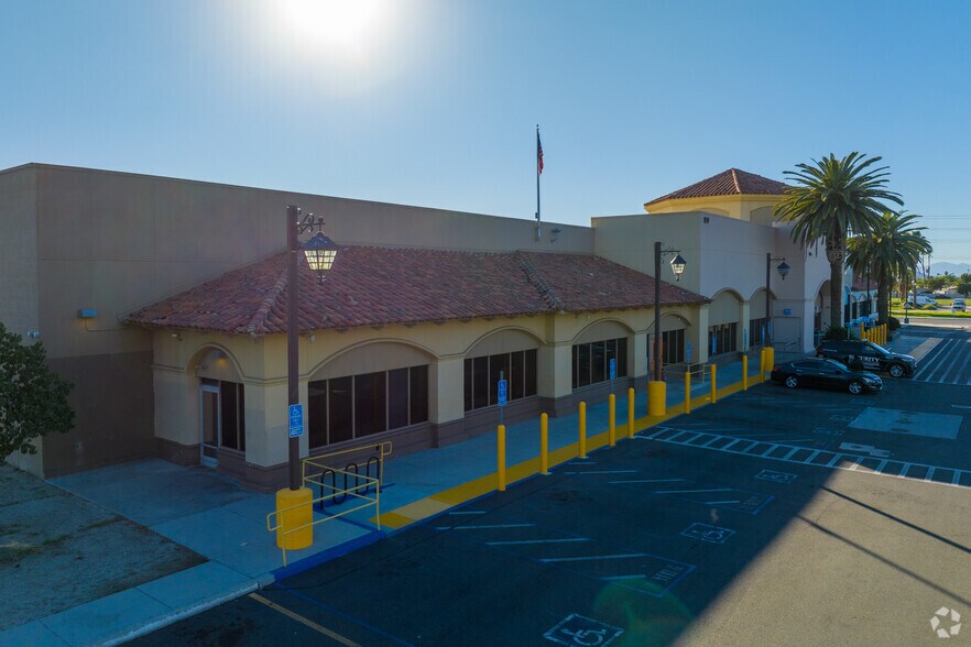 Primary Photo Of 859-869 W Florida Ave, Hemet Supermarket For Lease