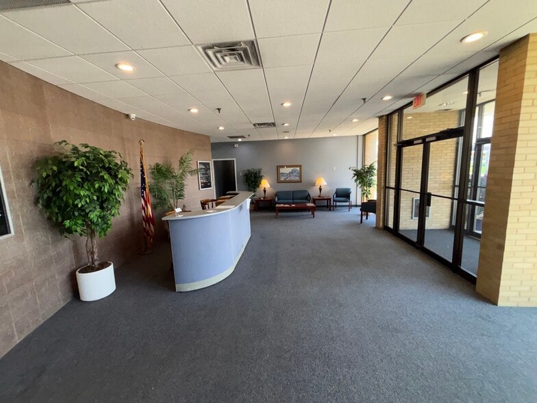 More Photos Of 20 N Front St, Bally Distribution For Sale