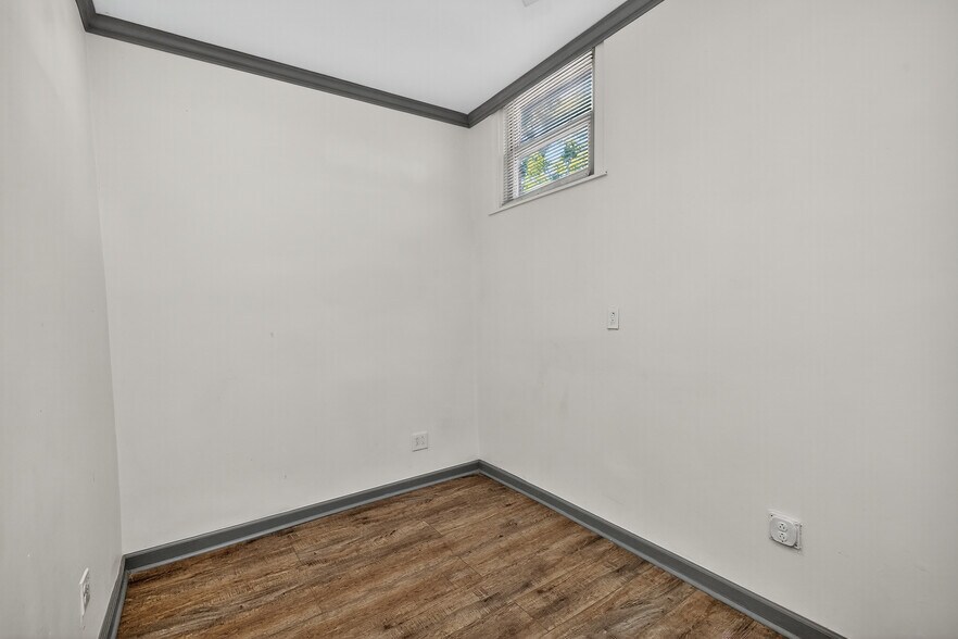 More Photos Of 102 W High St, Lexington General Retail For Sale