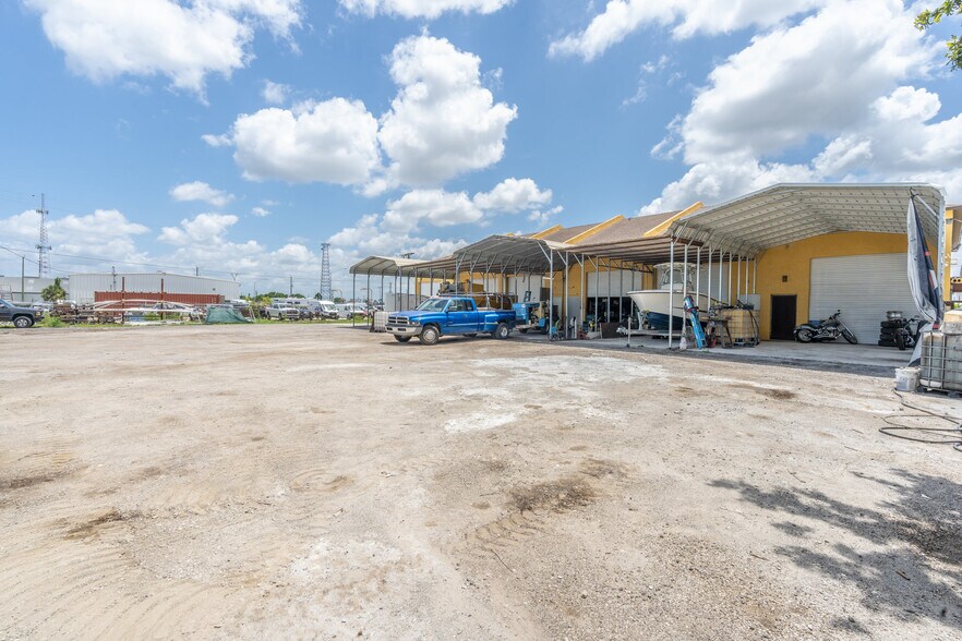More Photos Of 2700 Evans Ave, Fort Myers Light Manufacturing For Sale