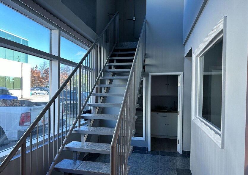 More Photos Of 8888 Keele St, Concord Warehouse For Lease