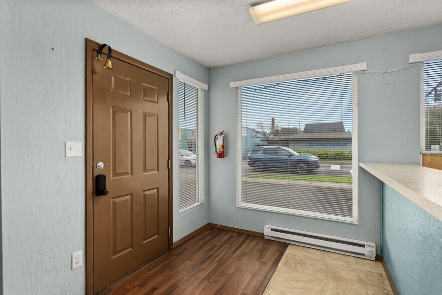 More Photos Of 1017 W Main St, Centralia Flex For Sale