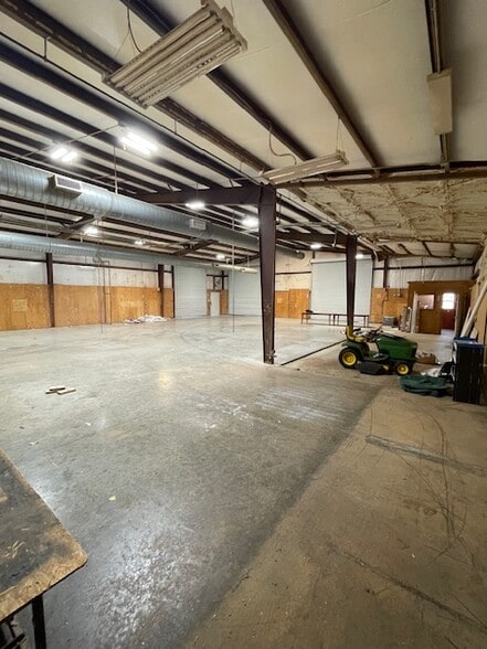 More Photos Of 1451 US-290, Dripping Springs Flex For Lease